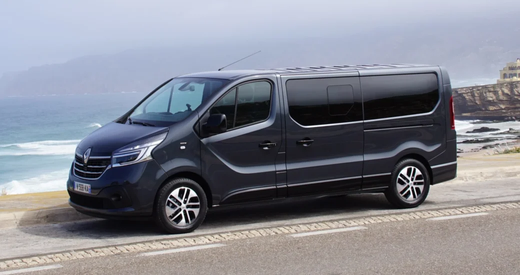 Renault Trafic 9 места пътнически бус под наем от X-Rent България